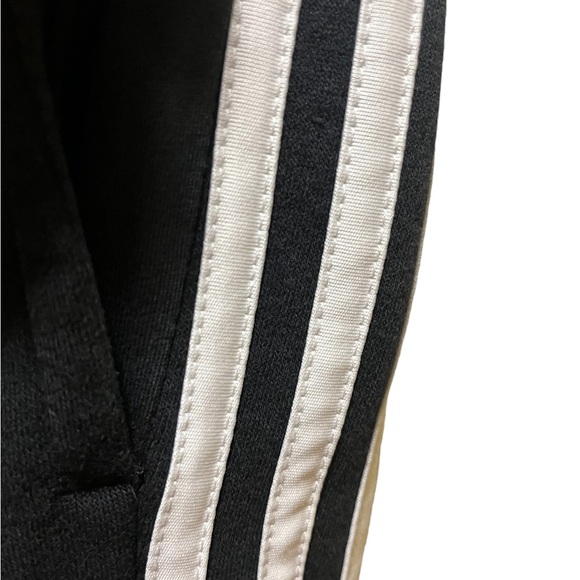 XL. Adidas sweatpants drawstring waist. - Picture 4 of 9